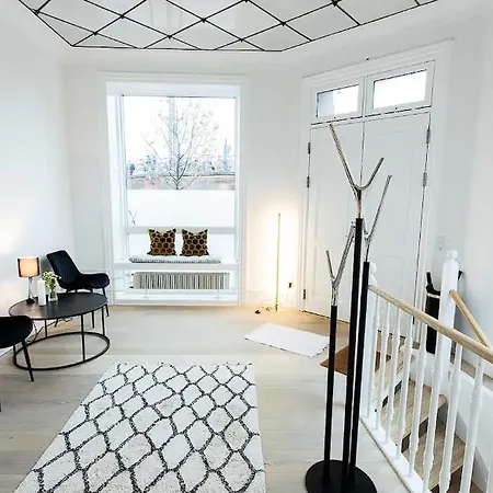 아파트 Fully Renovated In The Heart Of !!!