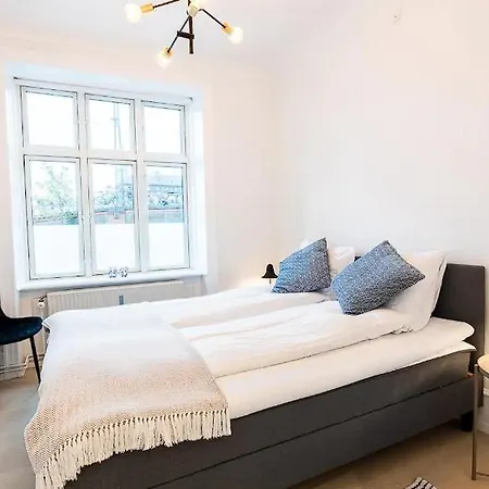 Fully Renovated In The Heart Of !!! 아파트 *